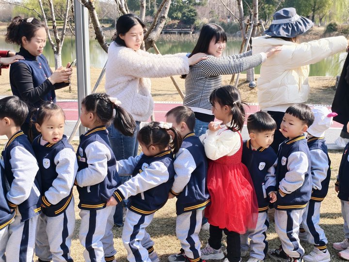 \\192.168.8.231\幼儿园\幼儿园\2024-2025学年第二学期 微信资料\24-25第二学期0319【碧幼芬芳】走，向春天出发--碧波实验幼儿园春游踏青活动\小班\零食品尝、游戏等\mmexport1742360590049.jpg