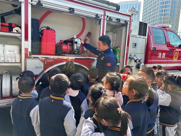 \\192.168.8.231\幼儿园\幼儿园\2024-2025学年第二学期 微信资料\24-25第二学期0319【碧幼芬芳】走，向春天出发--碧波实验幼儿园春游踏青活动\中班\活动照\中三\IMG_8961.HEIC.JPG